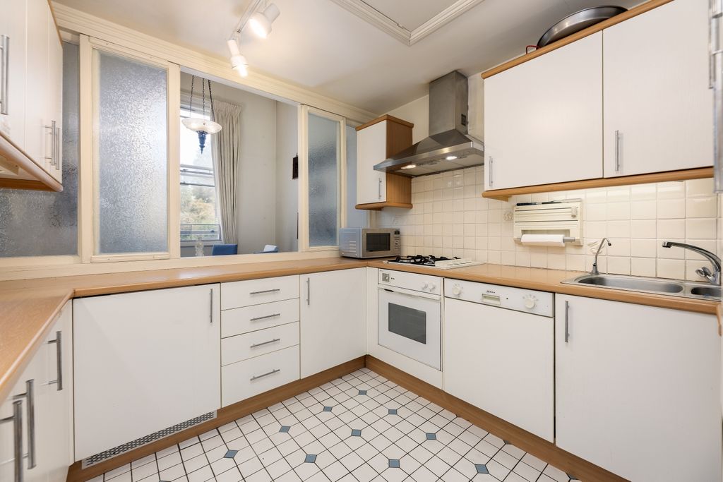 Property photo 3 of 11 Kitchen