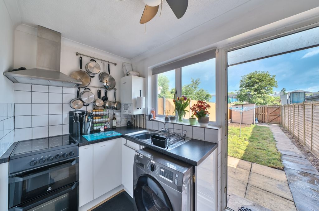 Property photo 3 of 11 Kitchen
