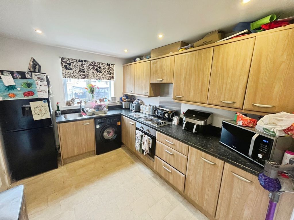 Property photo 3 of 11 Kitchen
