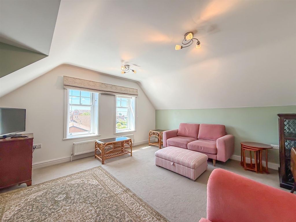 Property photo 2 of 13 Lounge