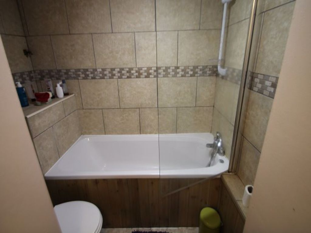 Property photo 3 of 4 A Clean, Well-Maintained Bathroom With A Spacious ...