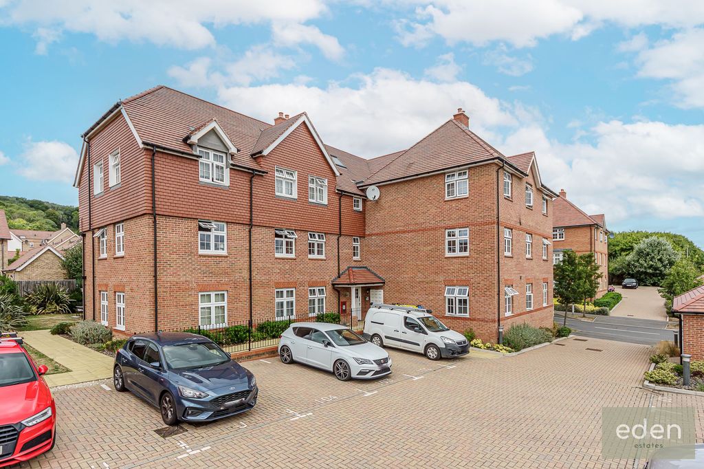 2 bed flat for sale North Halling