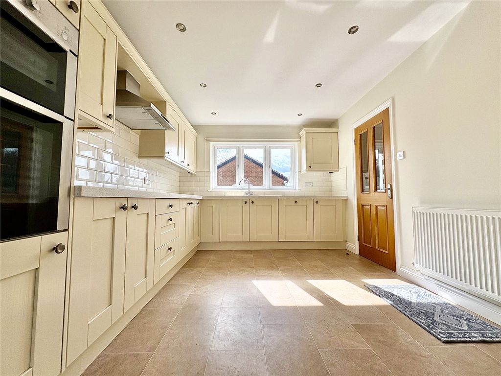 Property photo 3 of 33 Picture No. 12