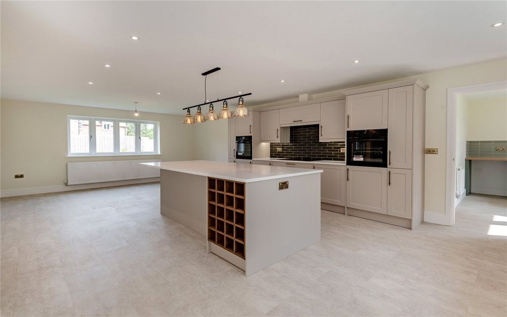 Property photo 3 of 19 Kitchen