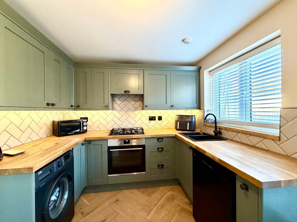 Property photo 3 of 16 Kitchen