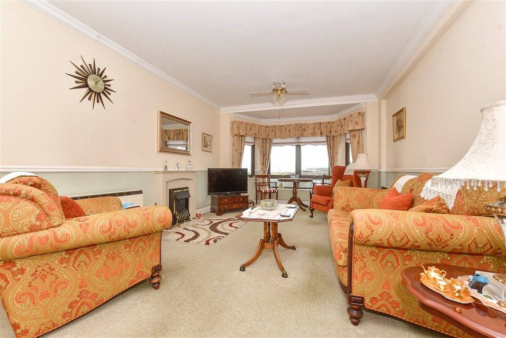 Property photo 3 of 11 Lounge
