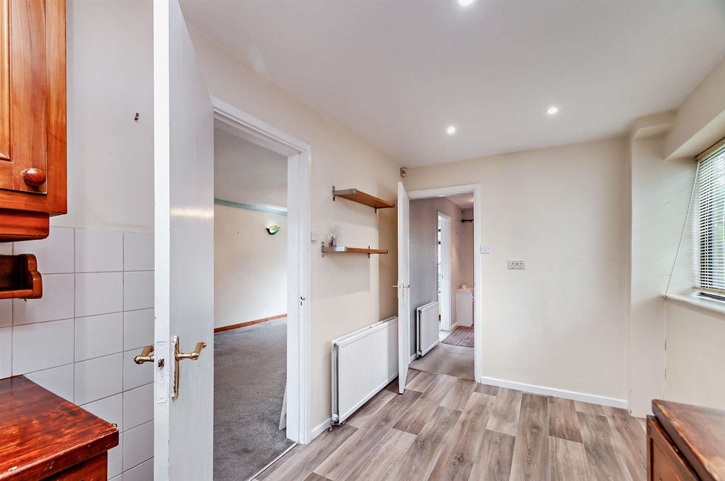 Property photo 3 of 11 8644667-Interior03-800.Jpg