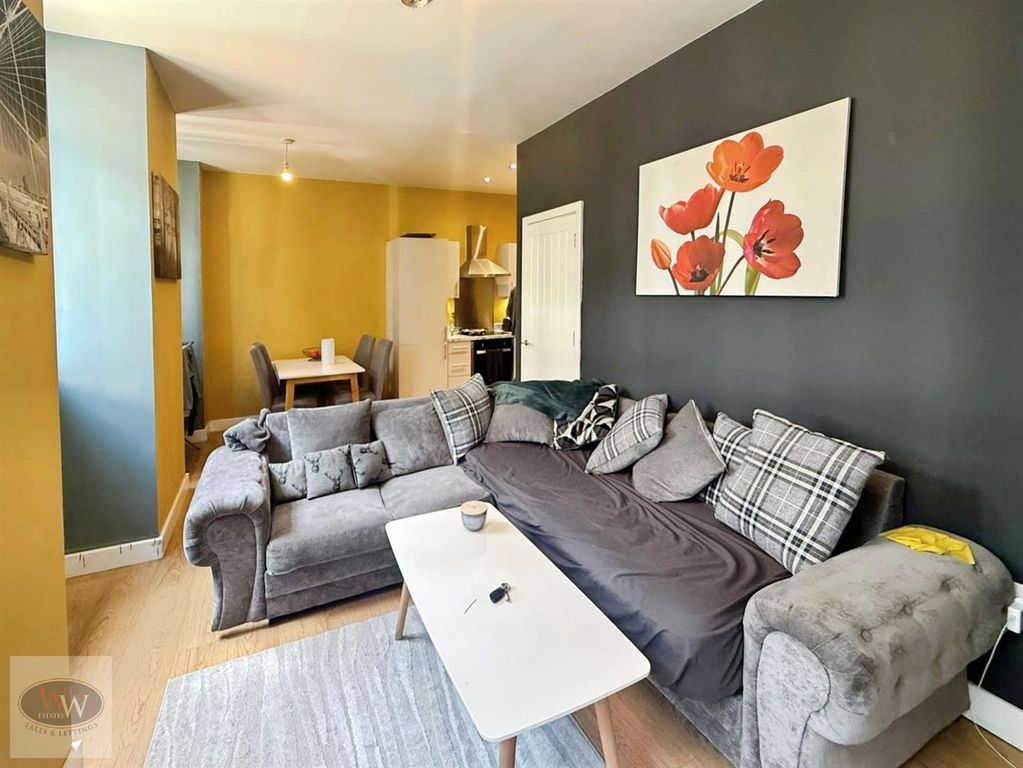 Property photo 3 of 13 Lounge