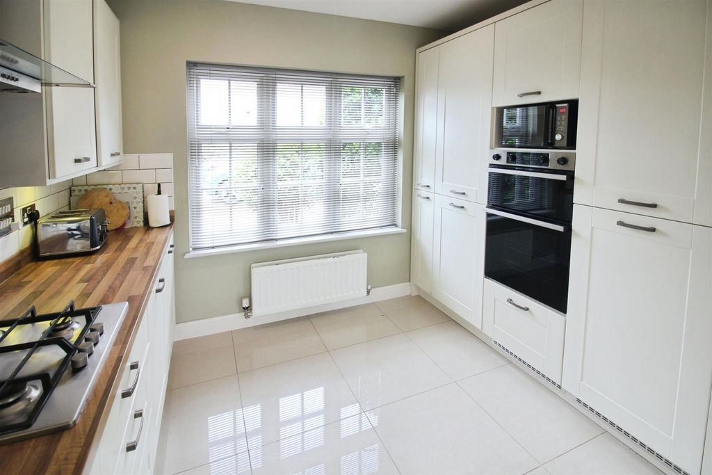 Property photo 3 of 18 Kitchen