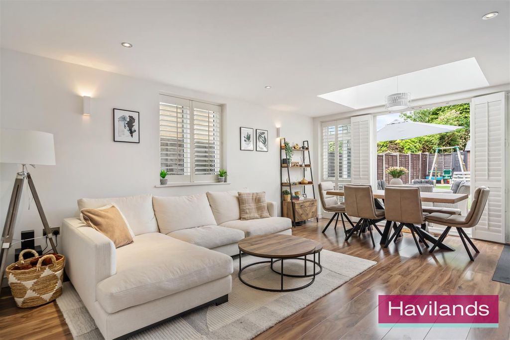 Property photo 2 of 22 Highfield Road-13.Jpg