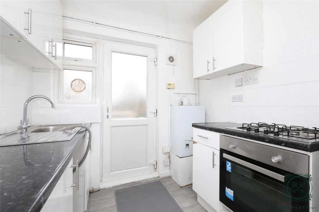 Property photo 3 of 7 Kitchen