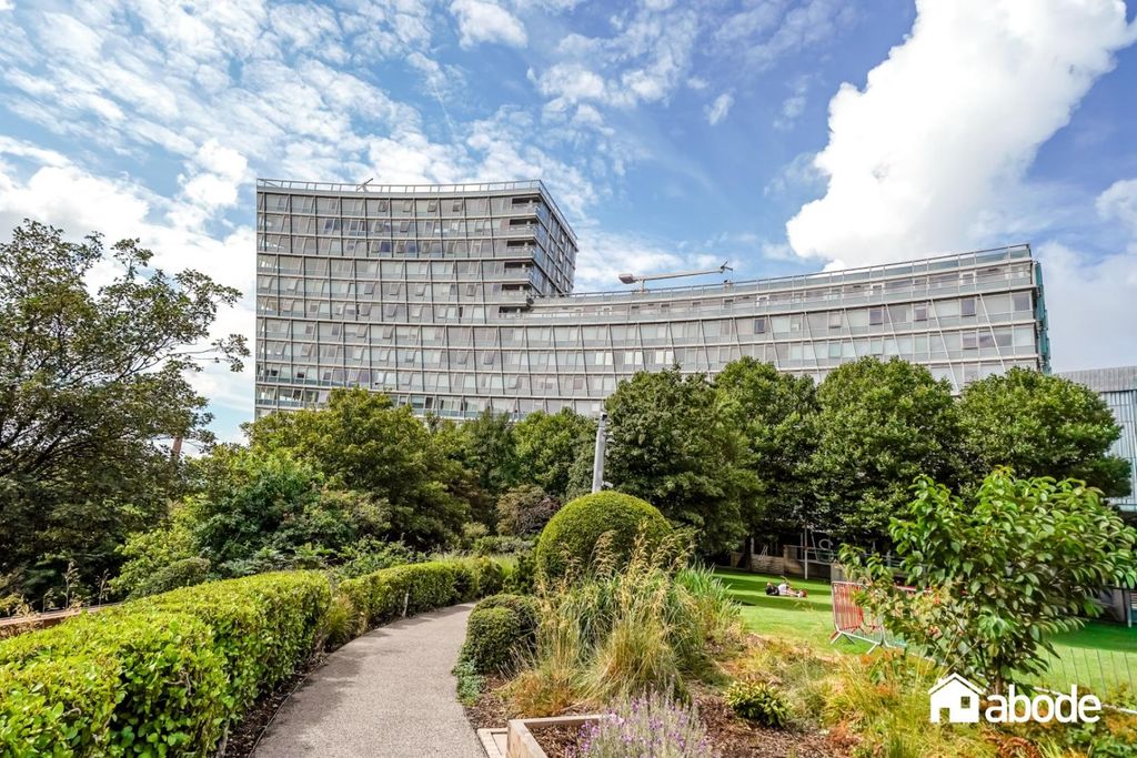 Property photo 3 of 21 101 One Park West-20.Jpg