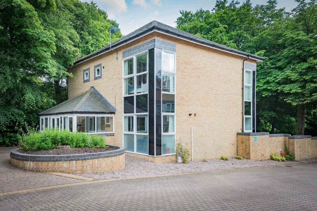 Property photo 2 of 31
