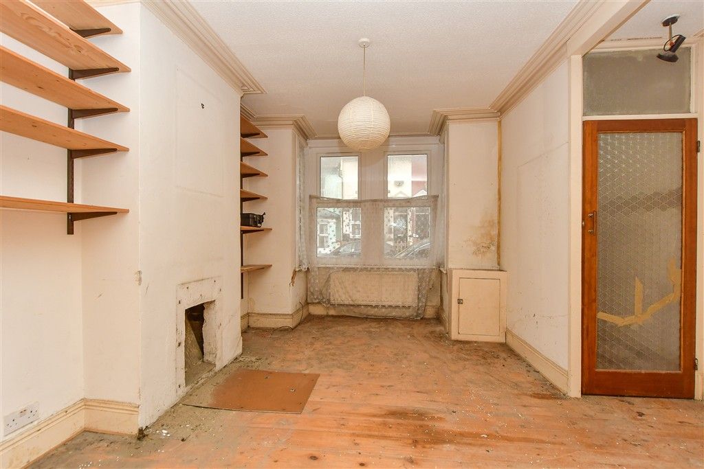 Property photo 3 of 8 Lounge