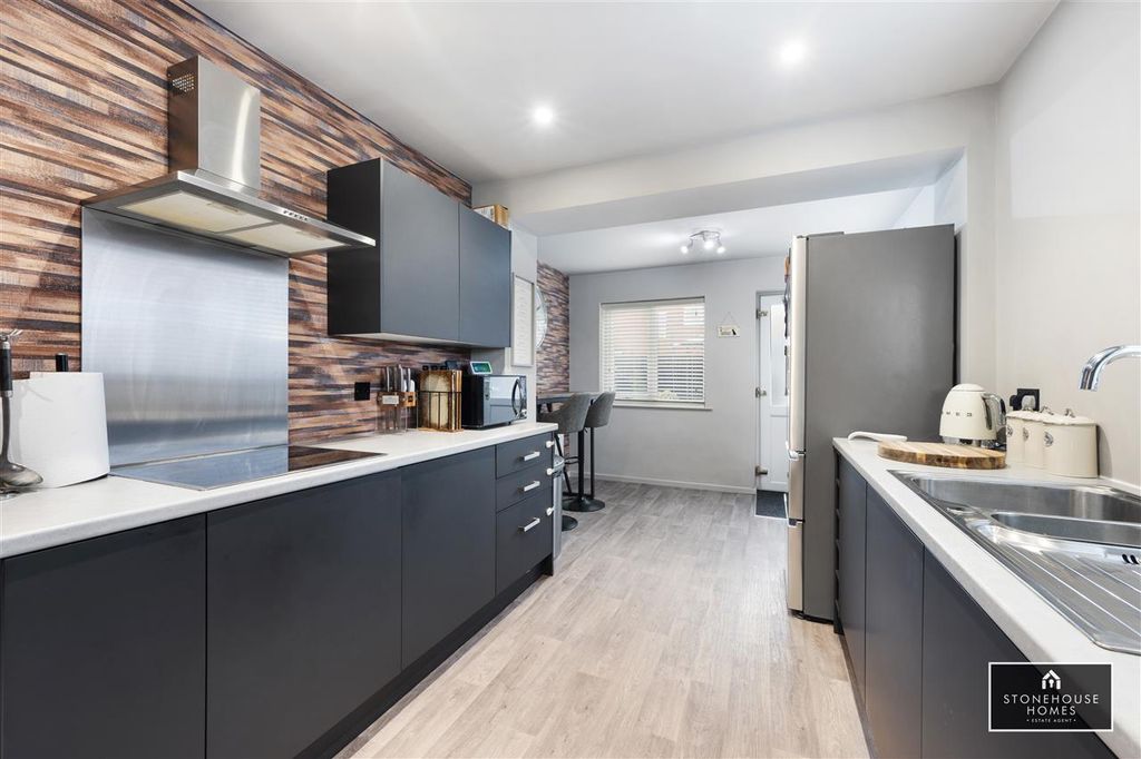 Property photo 3 of 21 Kitchen