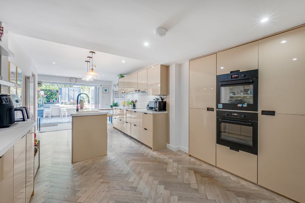 Property photo 3 of 14 Kitchen/Dining