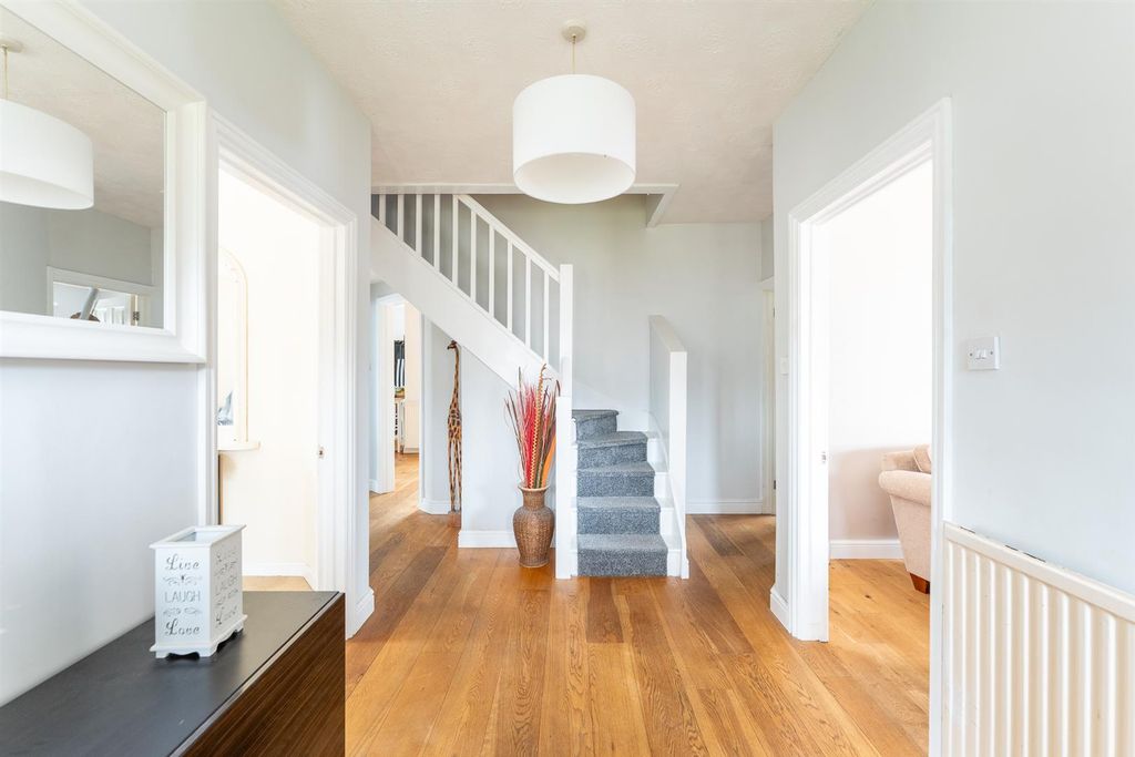 Property photo 2 of 19 Hallway