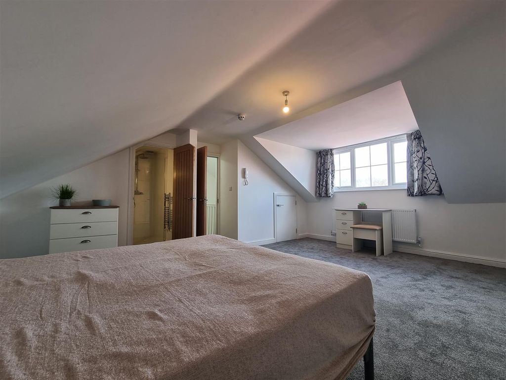 Property photo 3 of 10 Bedroom