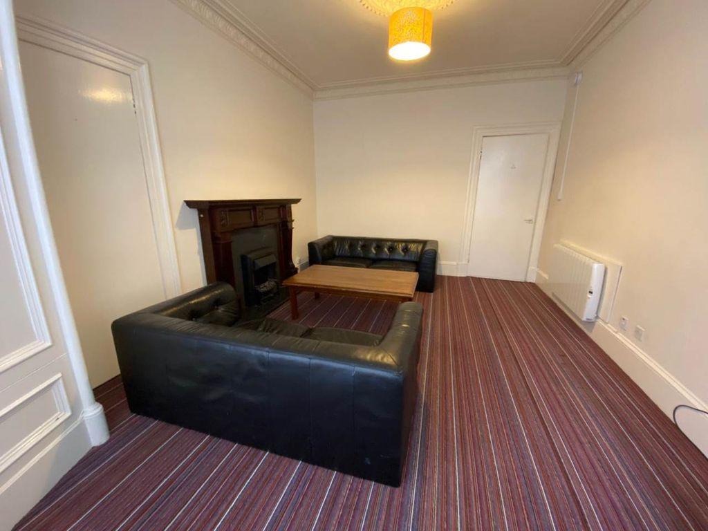 Property photo 3 of 10 Living2