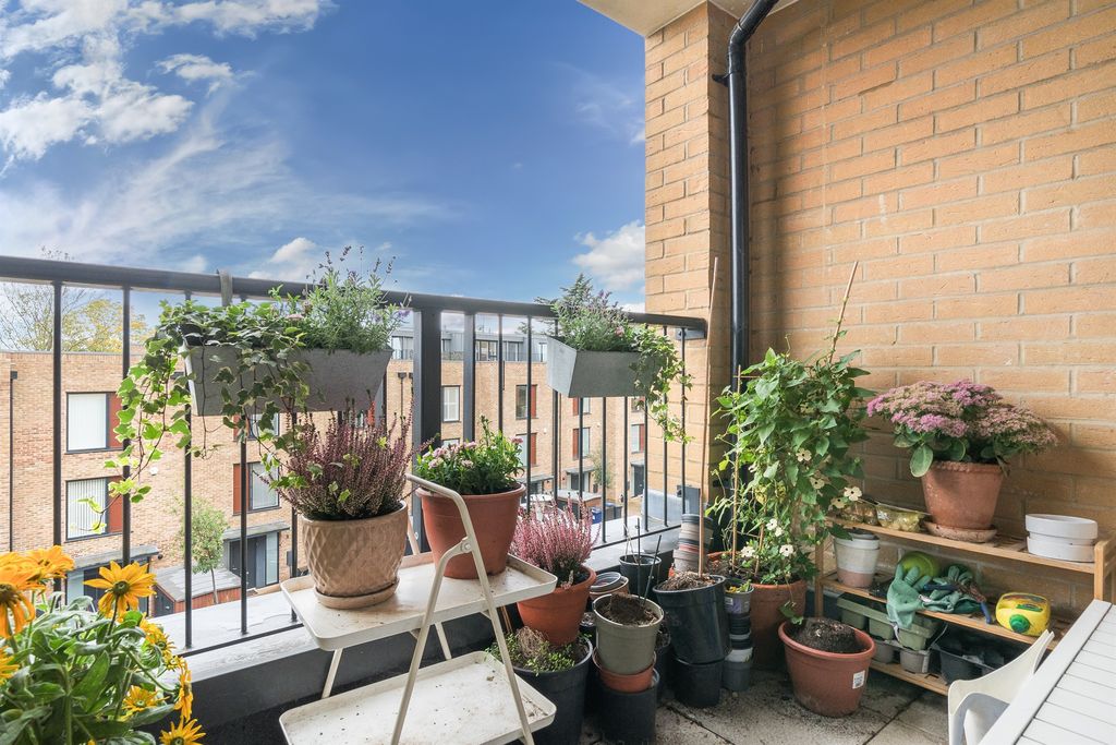 Property photo 2 of 11 Balcony