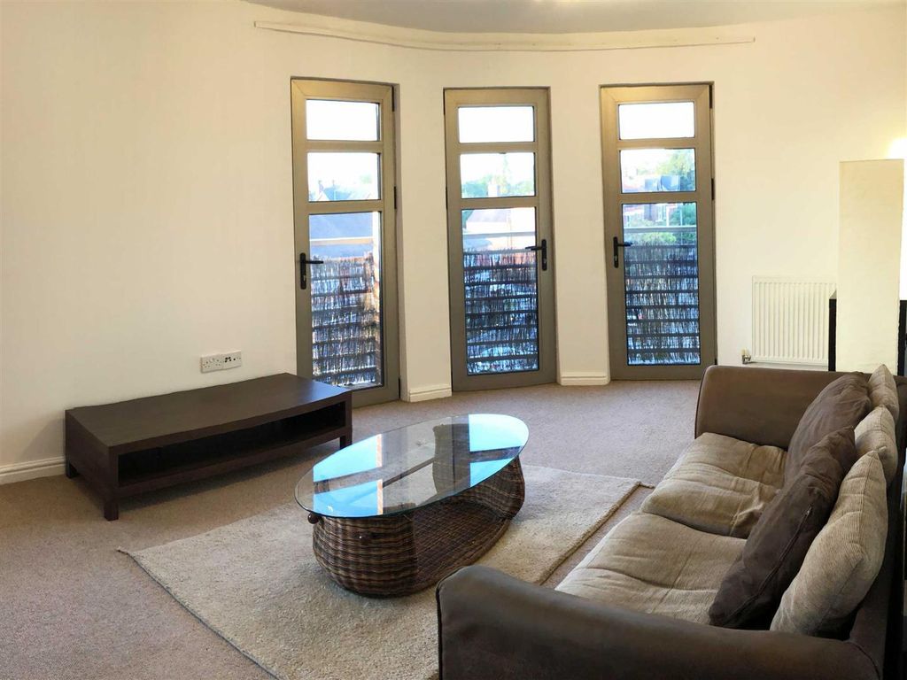 Property photo 3 of 13 Lounge