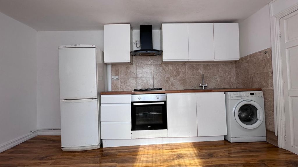 Property photo 3 of 9 Kitchen