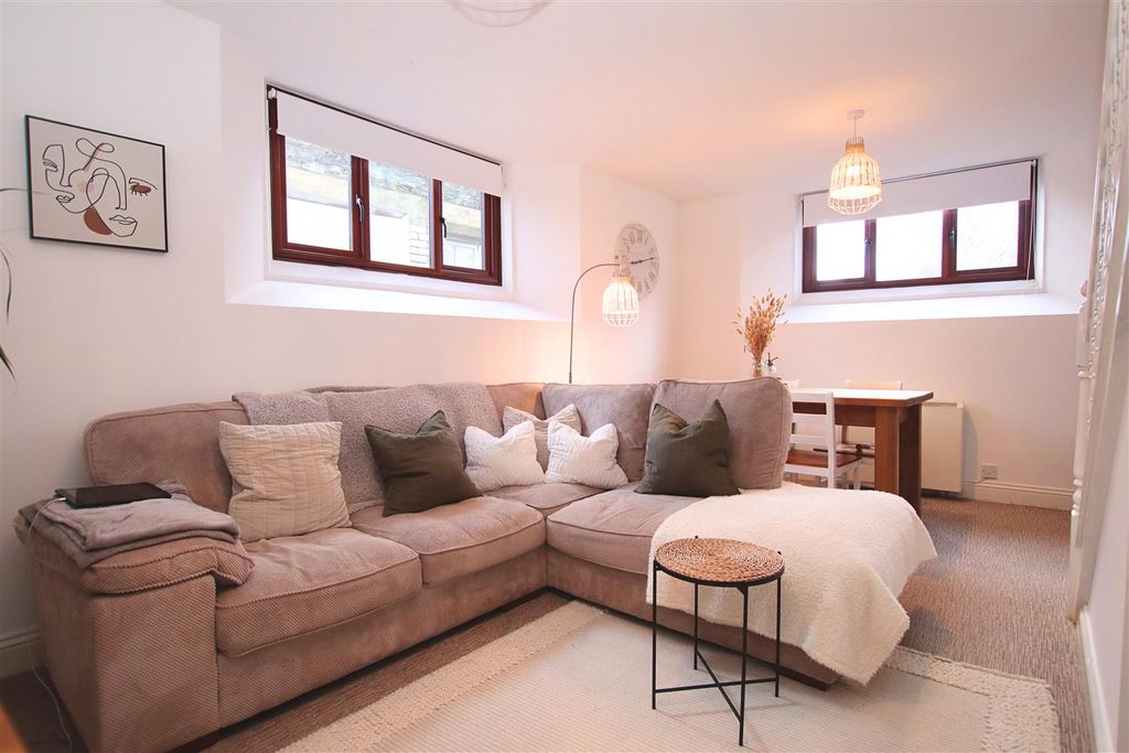 Property photo 2 of 5 Lounge.Jpg
