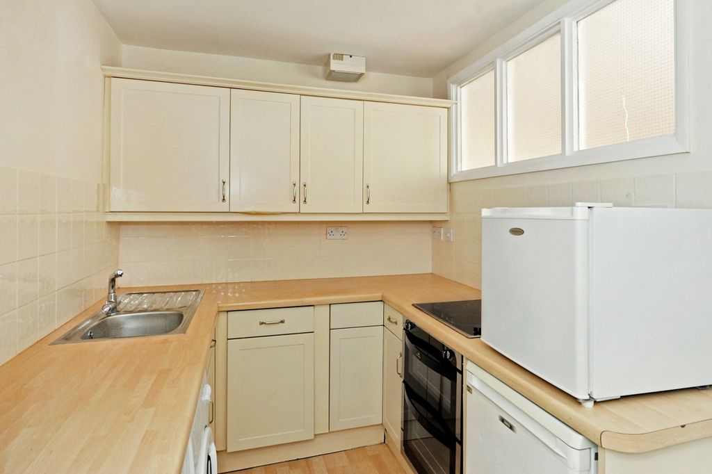 Property photo 3 of 11 11 Southbourne Ma...