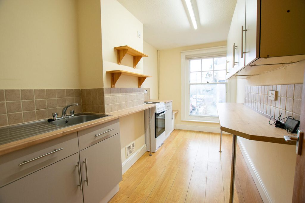 Property photo 3 of 7 Kitchen