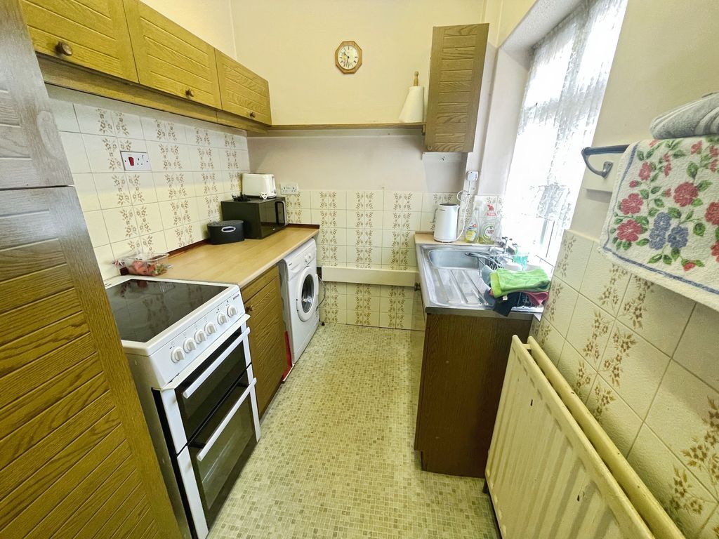 Property photo 3 of 10 Kitchen