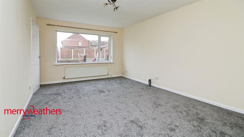 Property photo 3 of 12 Lounge