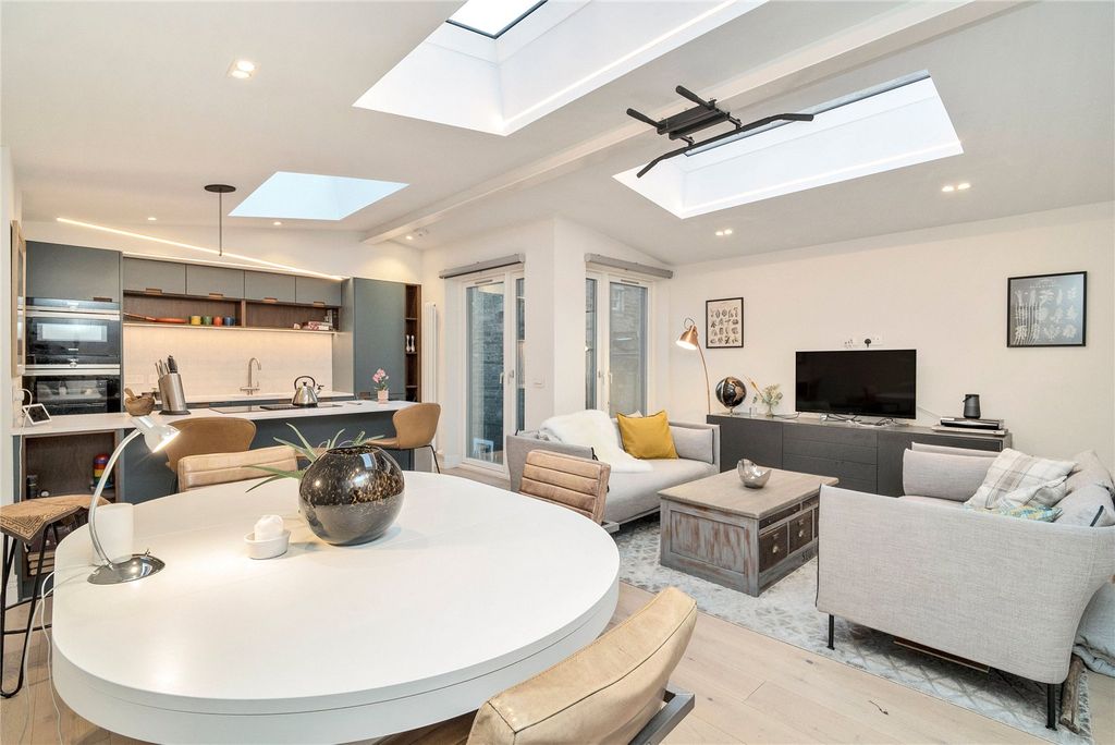 Property photo 1 of 26 Sitting Room/Kitchen