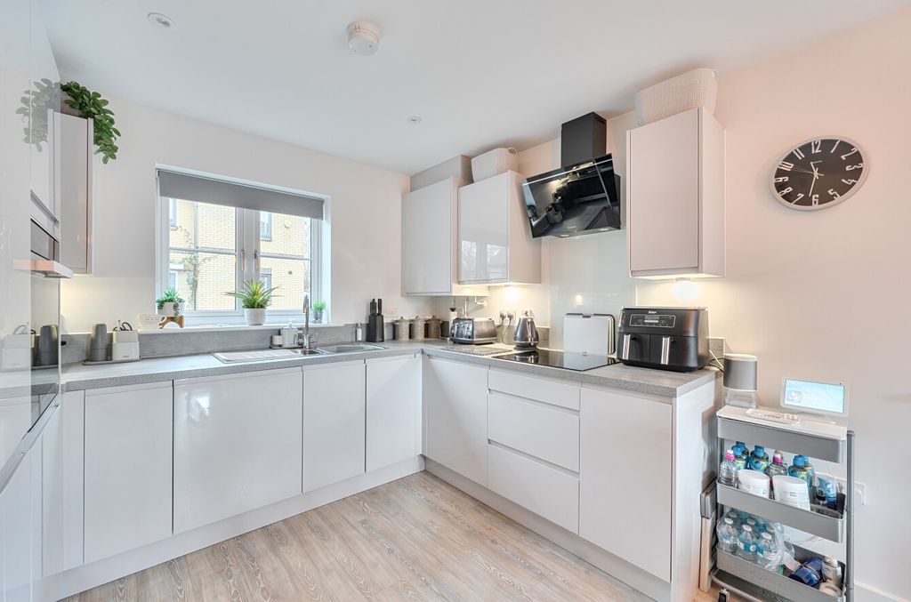 Property photo 2 of 14 1401611-33-696E22...