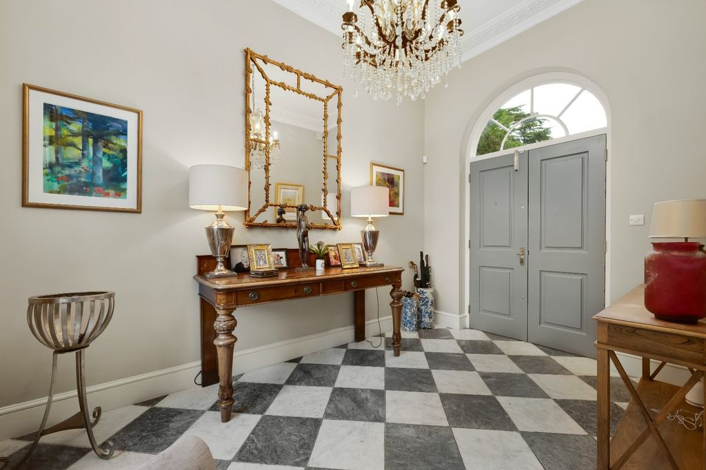 Property photo 3 of 33 Entrance Hall