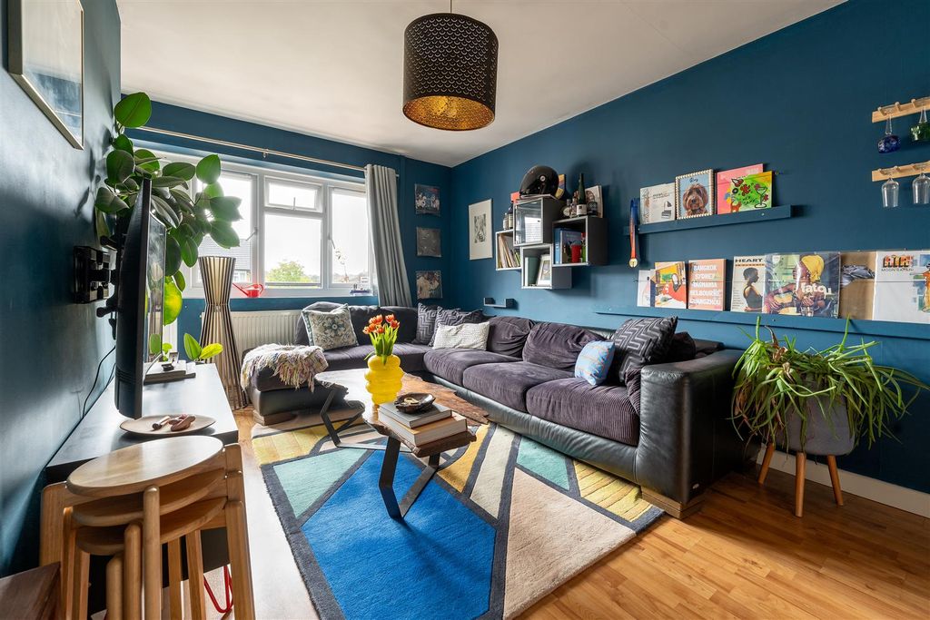 Property photo 2 of 25 Chigwell Road, E18