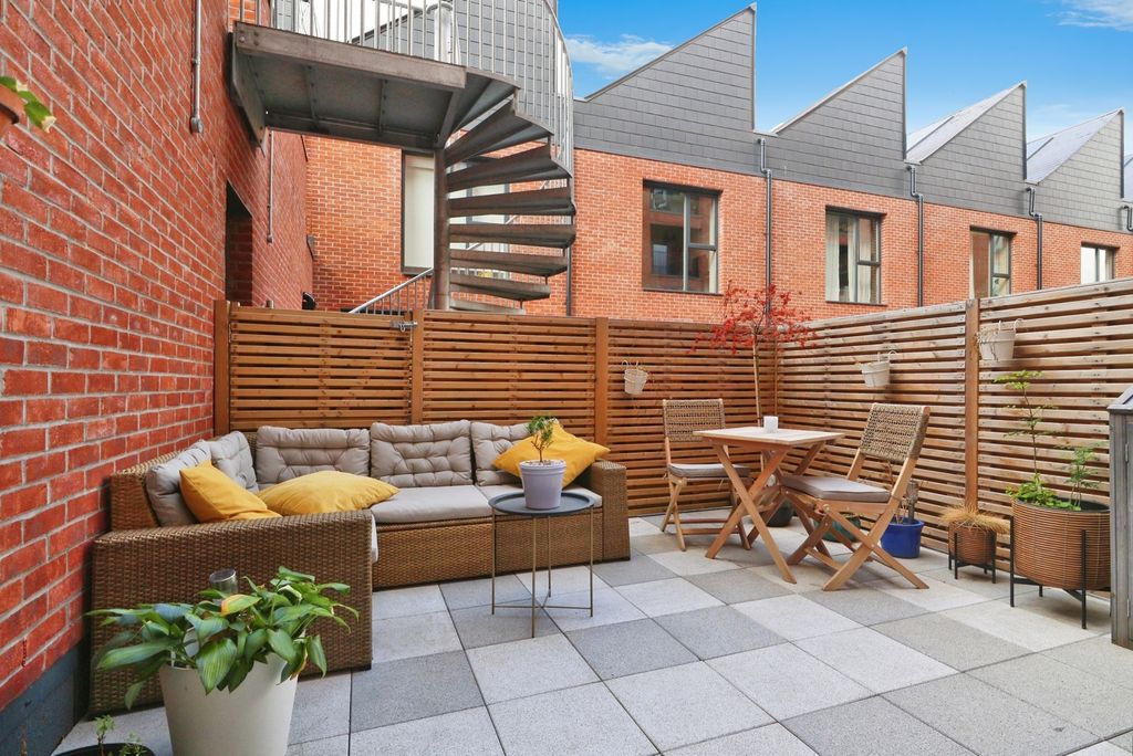Property photo 3 of 16 Terrace