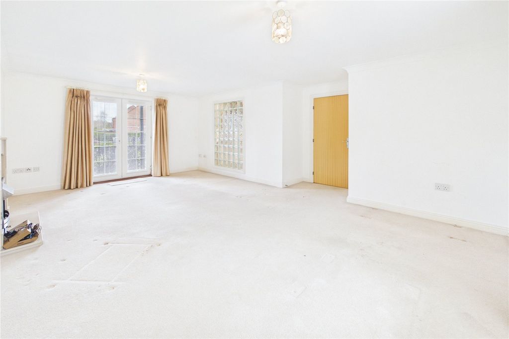 Property photo 2 of 16 Living/Dining Room