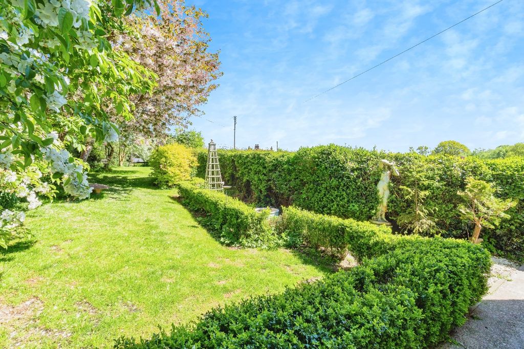 Property photo 3 of 12 Garden