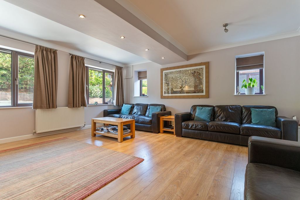 Property photo 3 of 44
