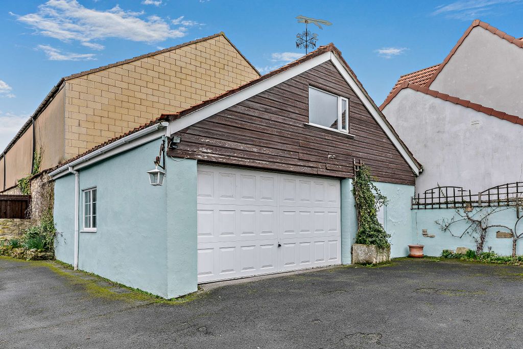 Property photo 3 of 20 Detached Garage