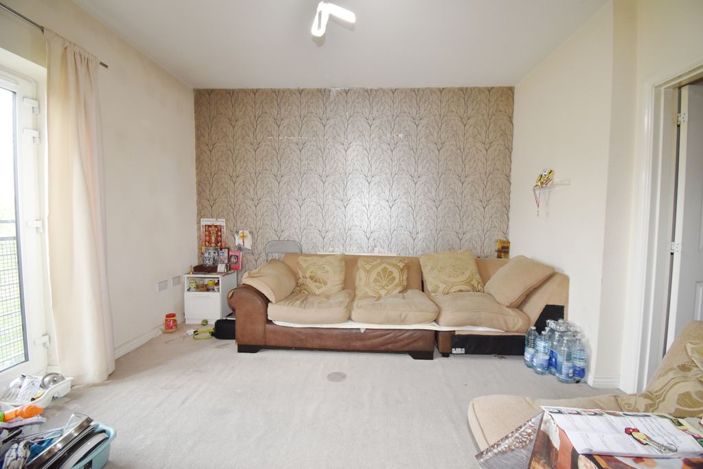 Property photo 3 of 8 Living 1