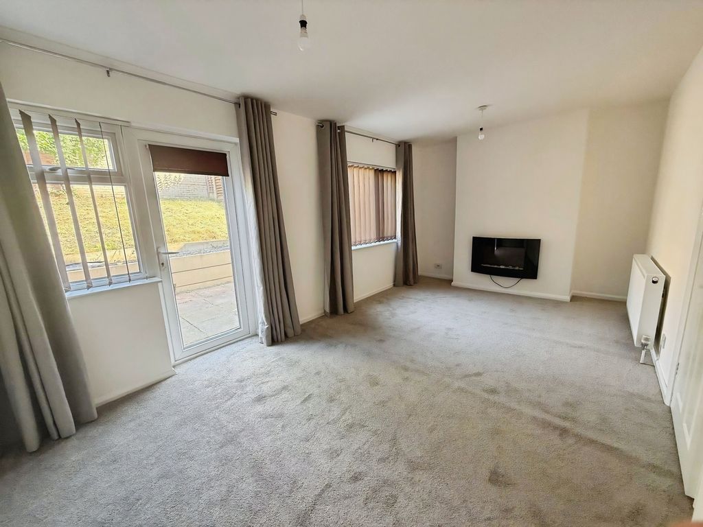 Property photo 3 of 11 Living Room