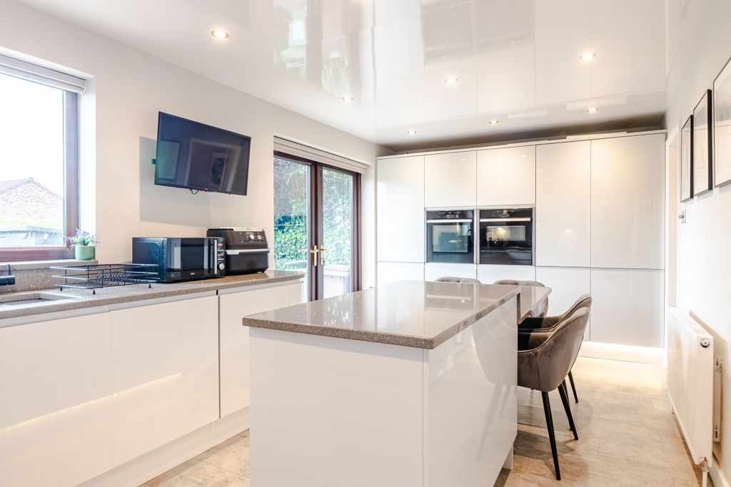 Property photo 3 of 24 Kitchen3