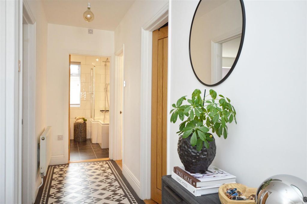 Property photo 2 of 17 Entrance Hall