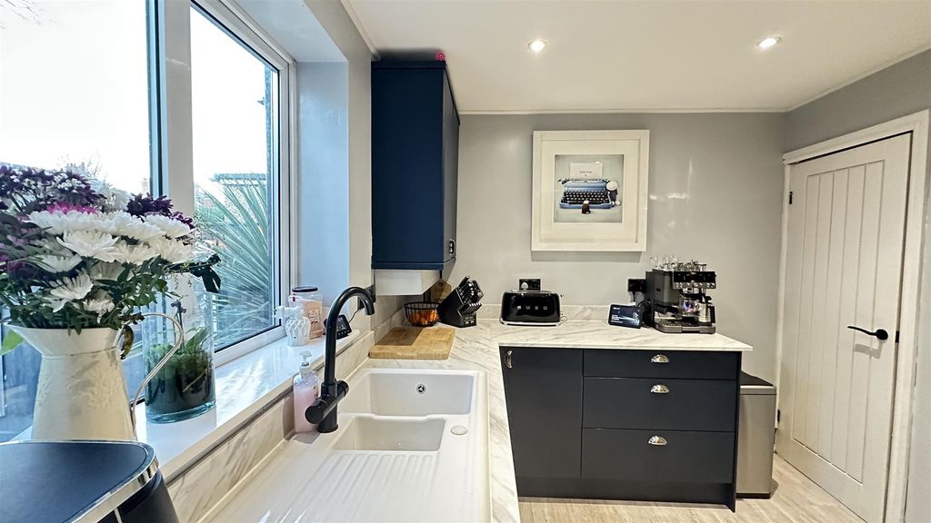 Property photo 2 of 16 Breakfast Kitchen