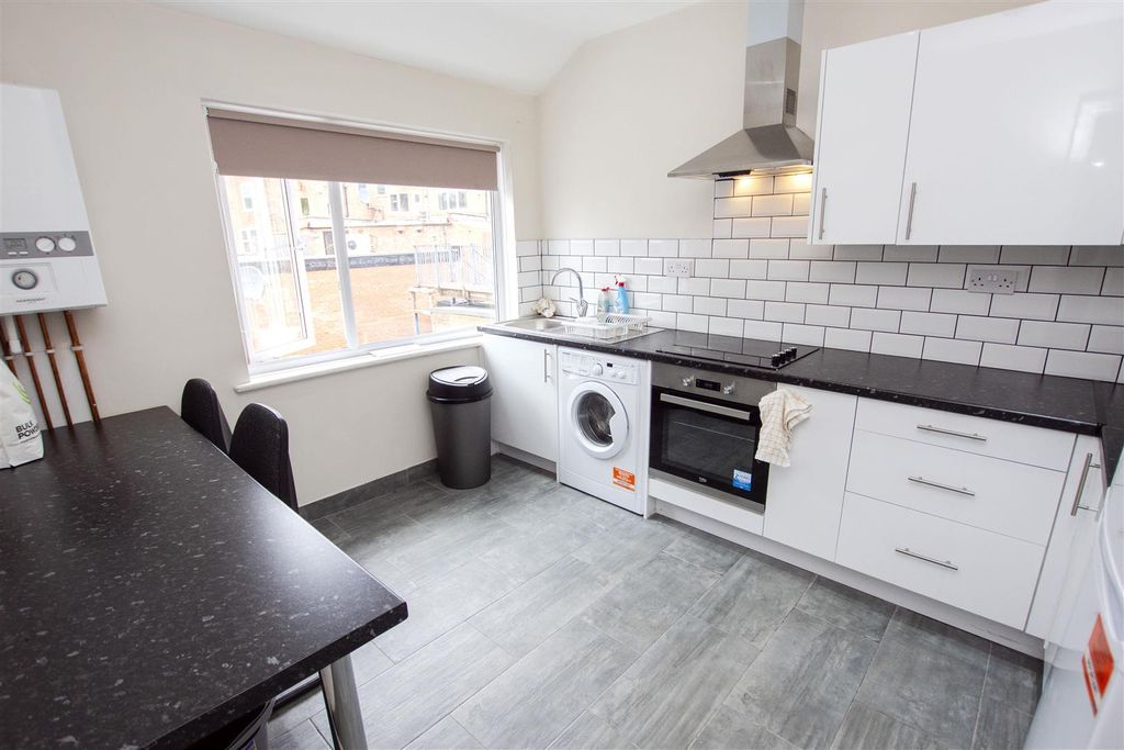 Property photo 1 of 4 Kitchen