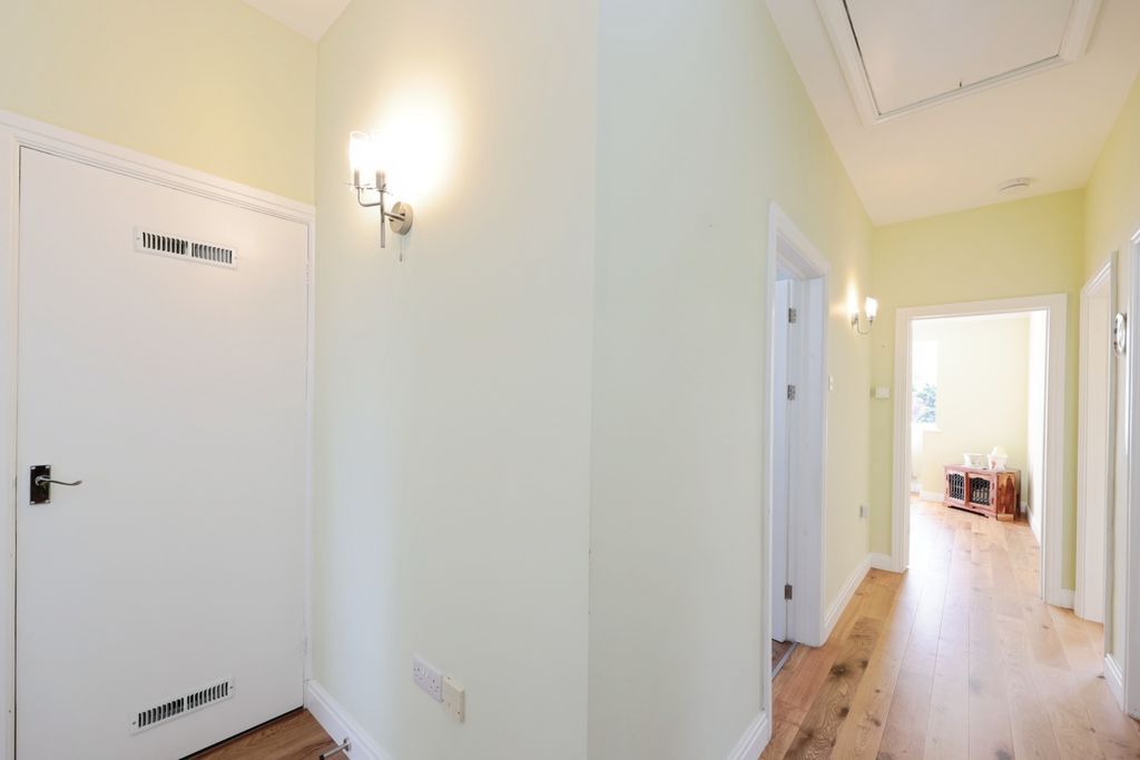 Property photo 2 of 15 Entrance Hall