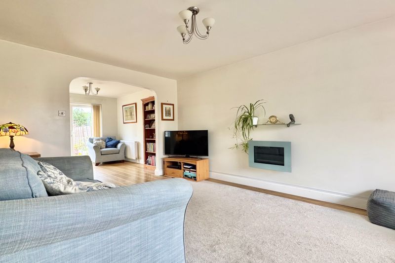 Property photo 3 of 14 Lounge