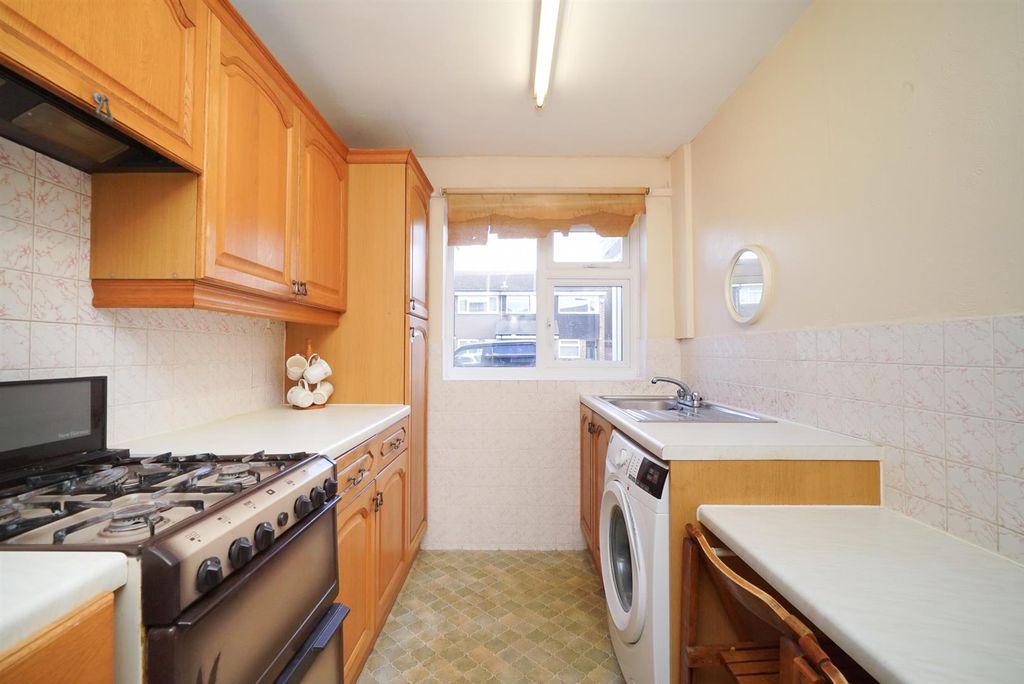 Property photo 3 of 17 Kitchen