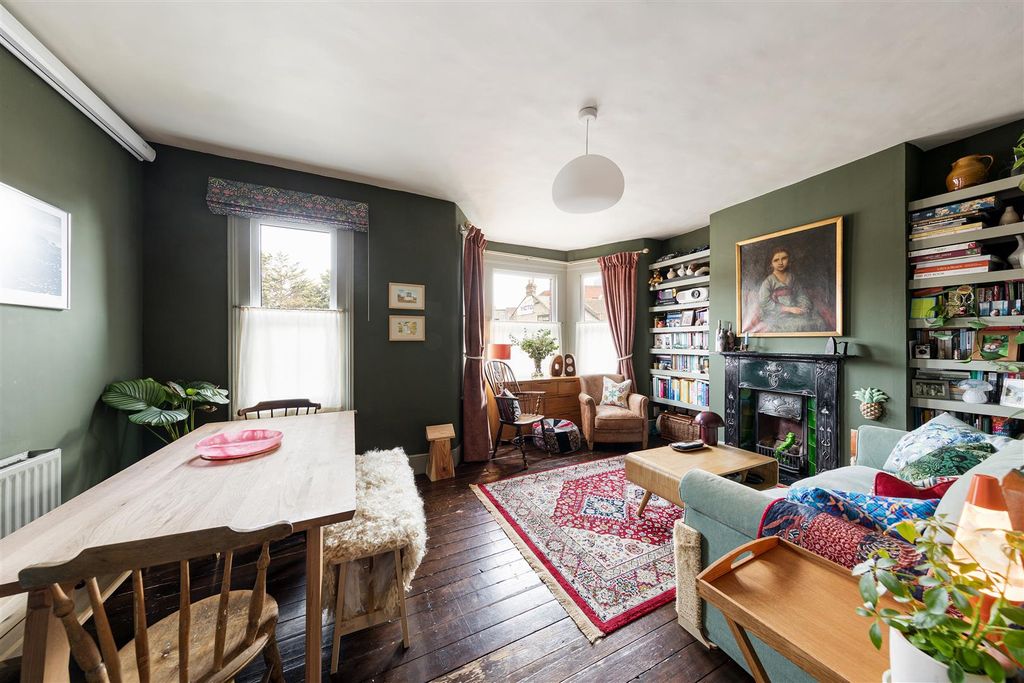 Property photo 2 of 29 Chingford Road, E17